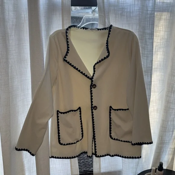 Elegant Cream Cardigan with Black Trim - Picture 3 of 4